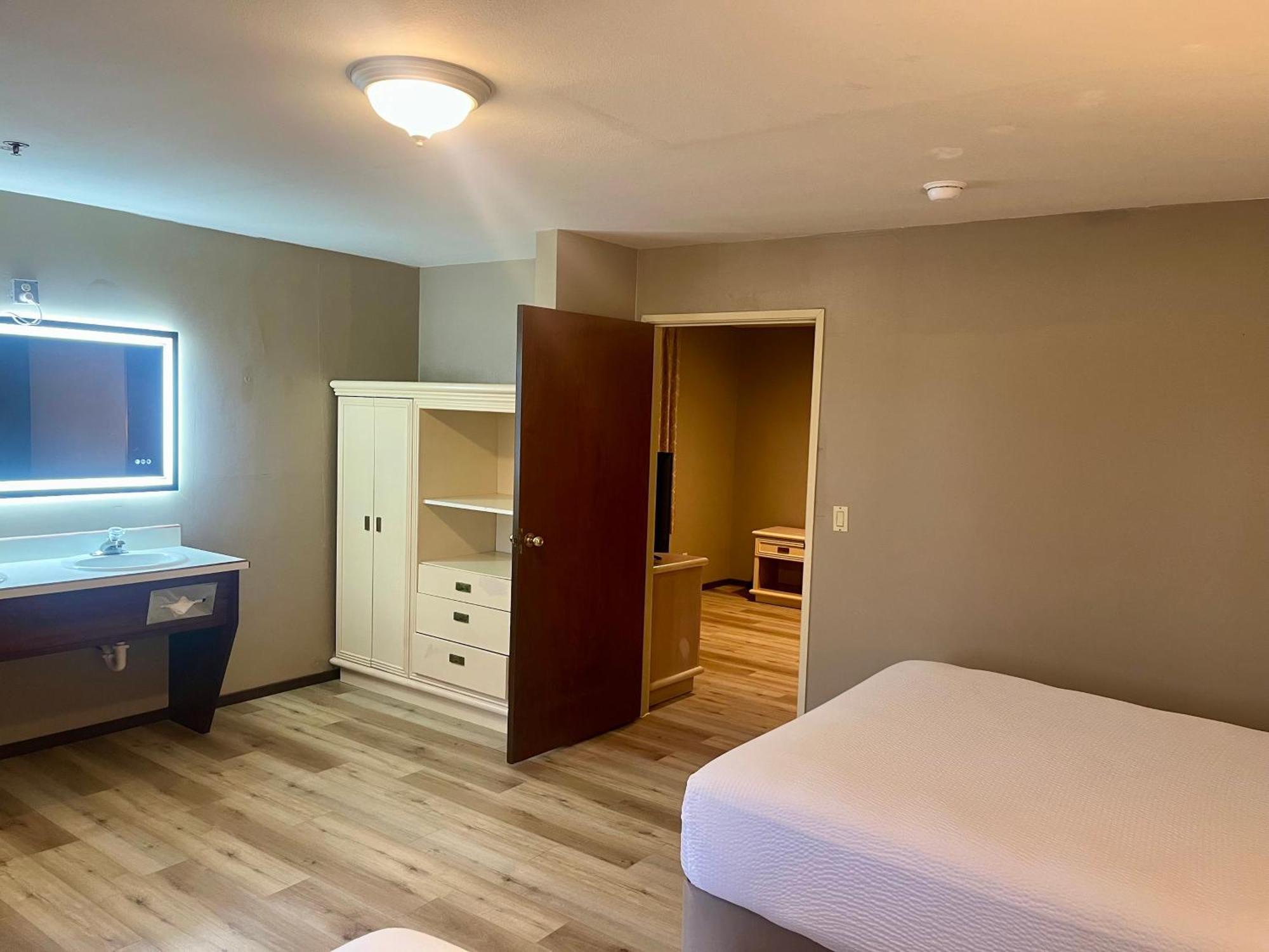 1 Queen Bed, Studio Suite, Non-Smoking