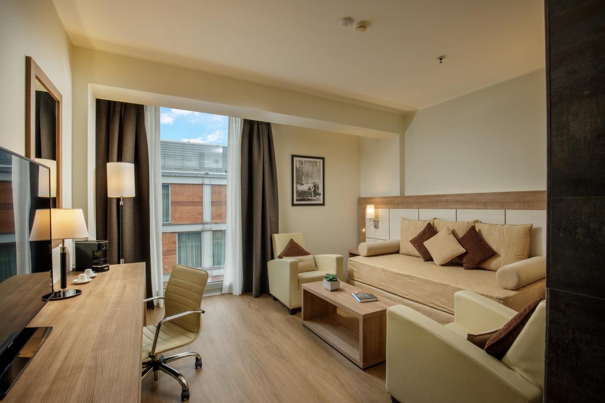 King Suite Lounge Area