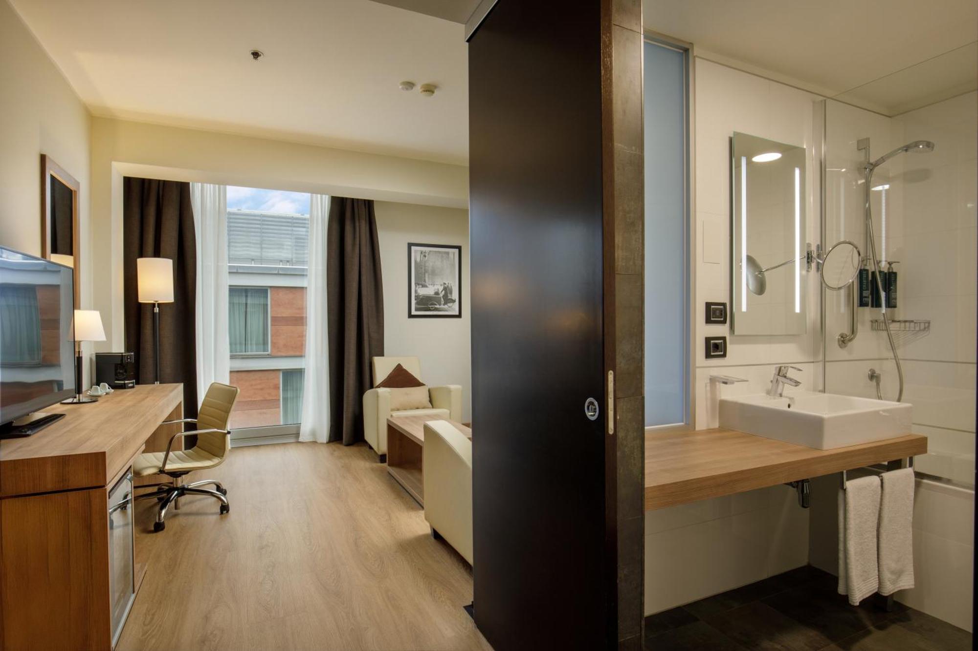 King Suite Lounge Area