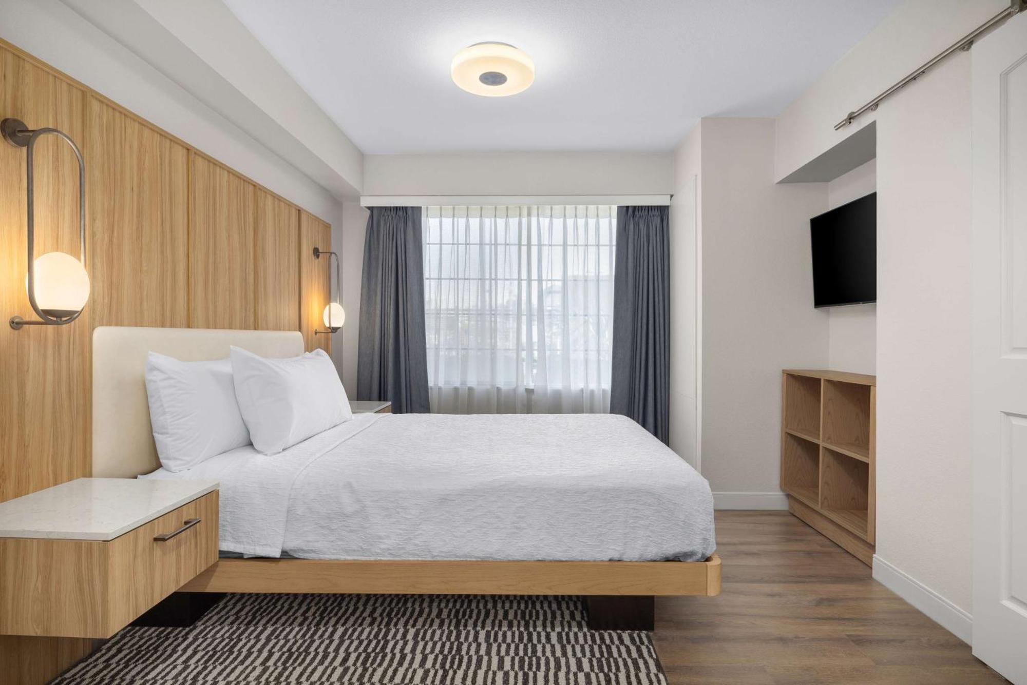 Queen Suite with Tub - Mobility Access/Non-Smoking