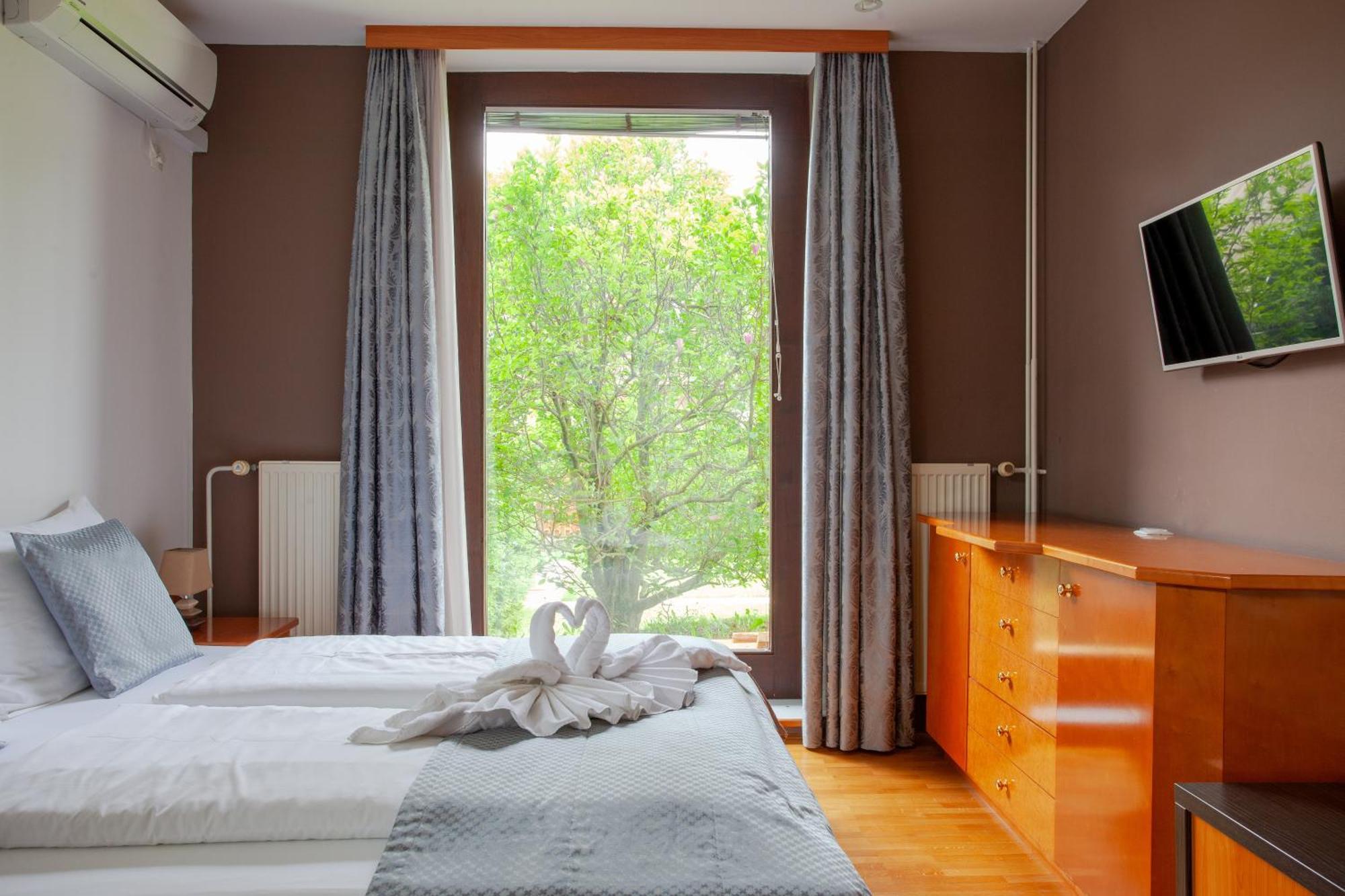 Basic Triple Room
