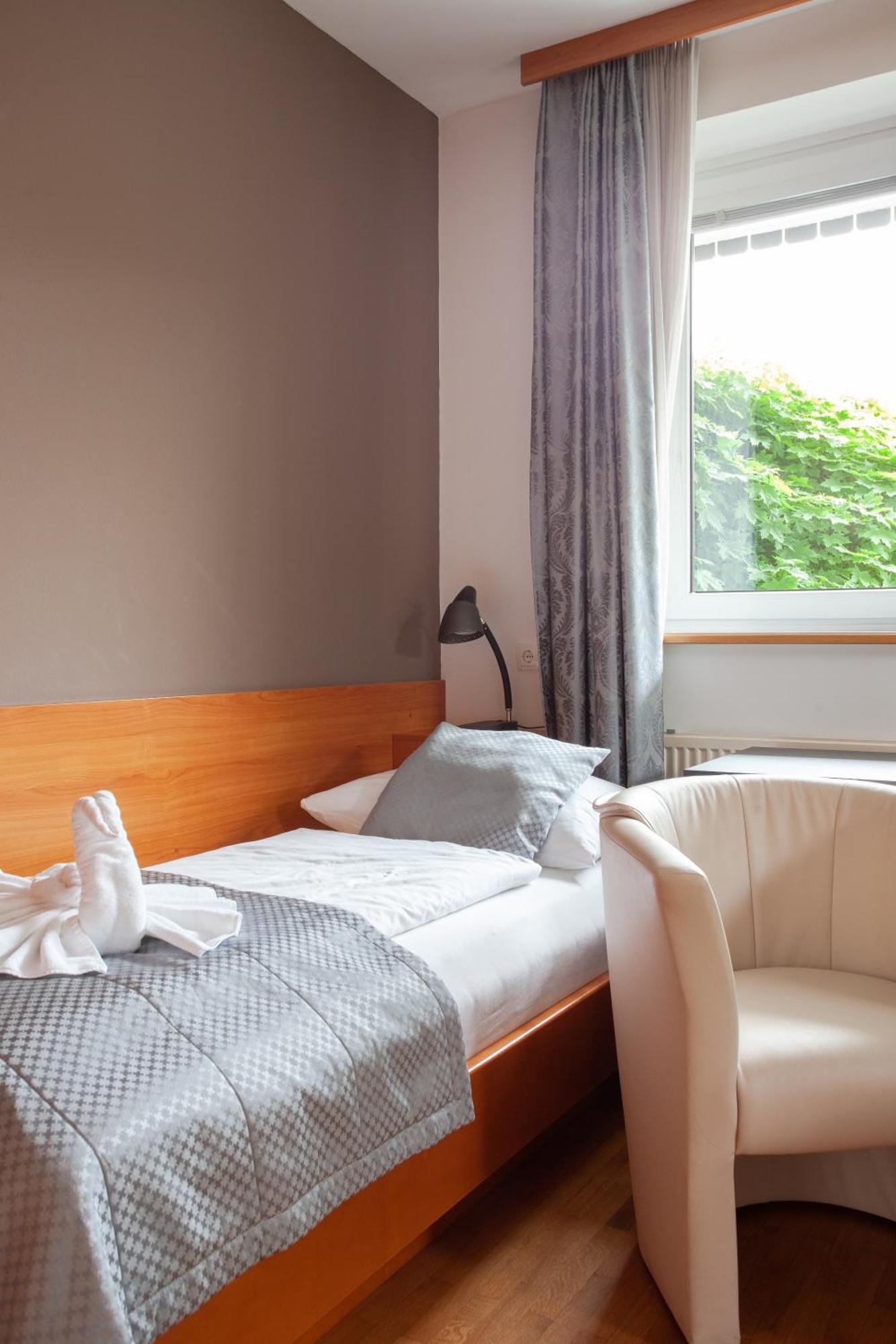 Basic Triple Room