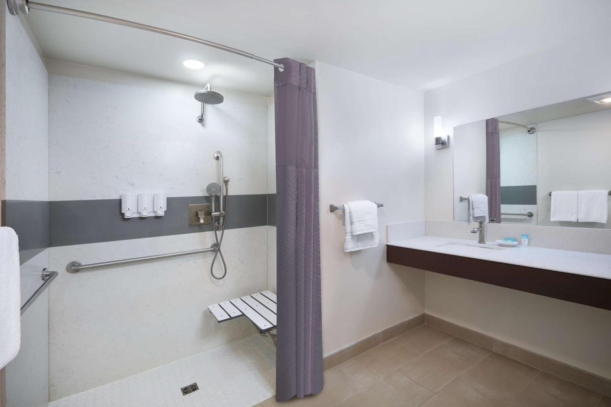 King Room Roll Shower Balcony Disability or Non-Smoking