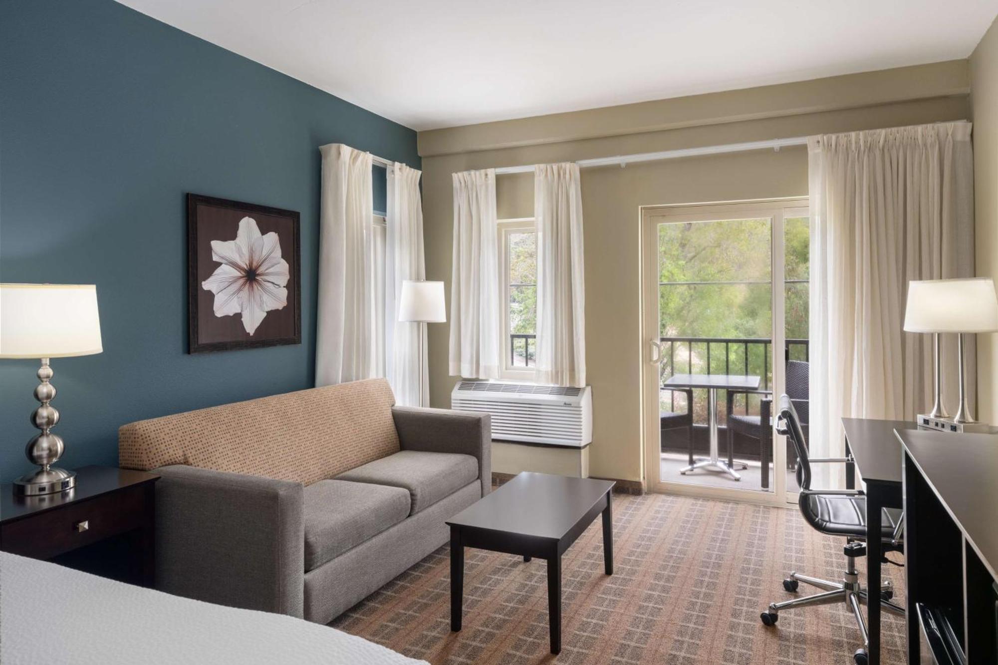 King Suite Sofa Bed Balcony Living Room Non-Smoking