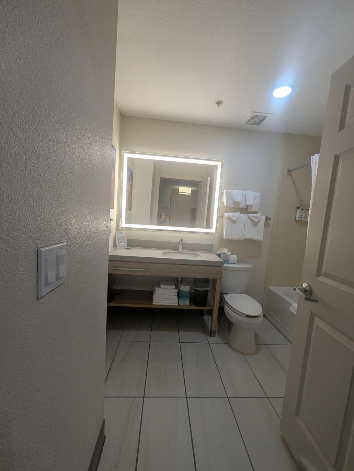 One-Bedroom King Suite