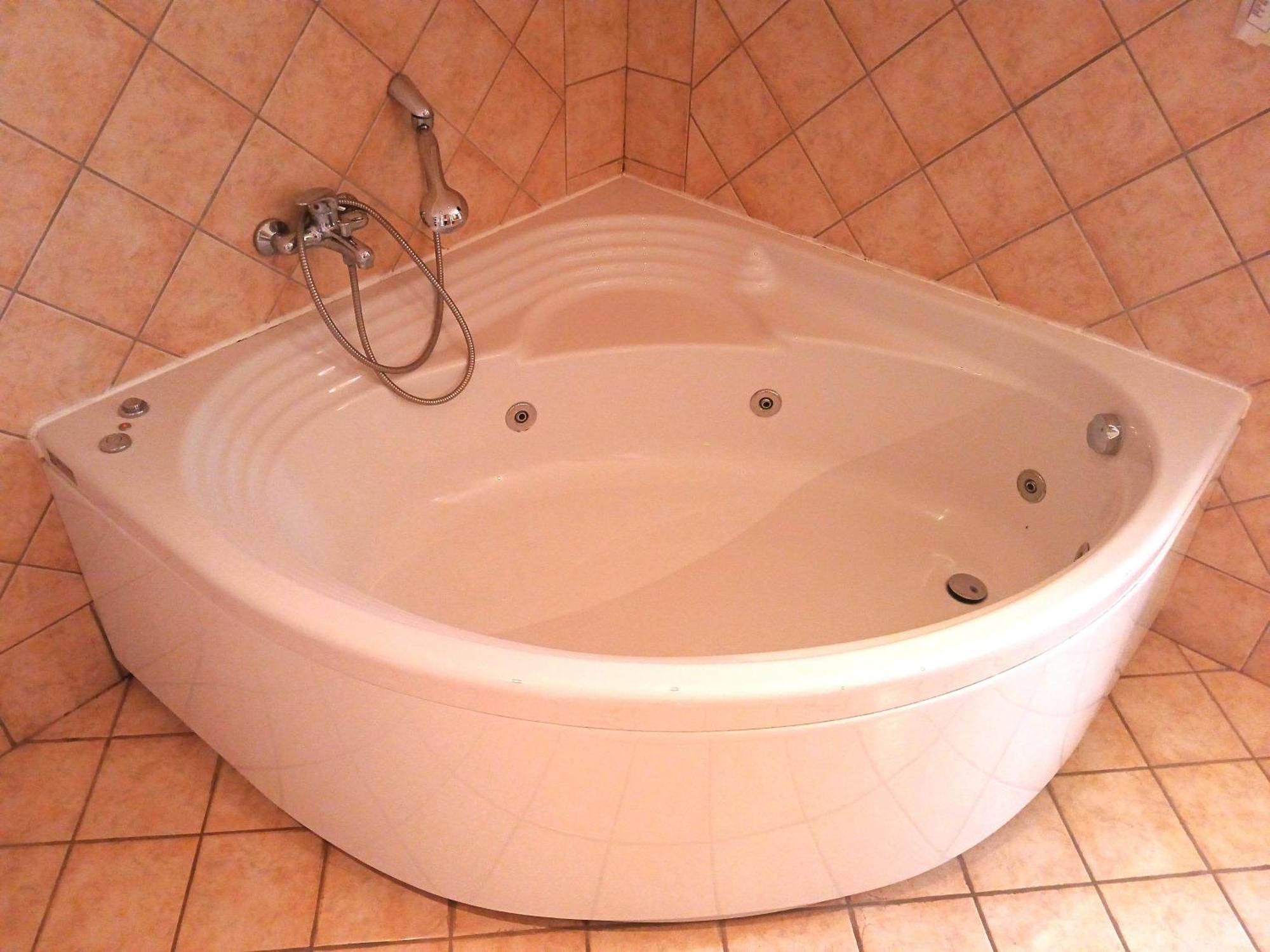 Queen Room Spa Bath