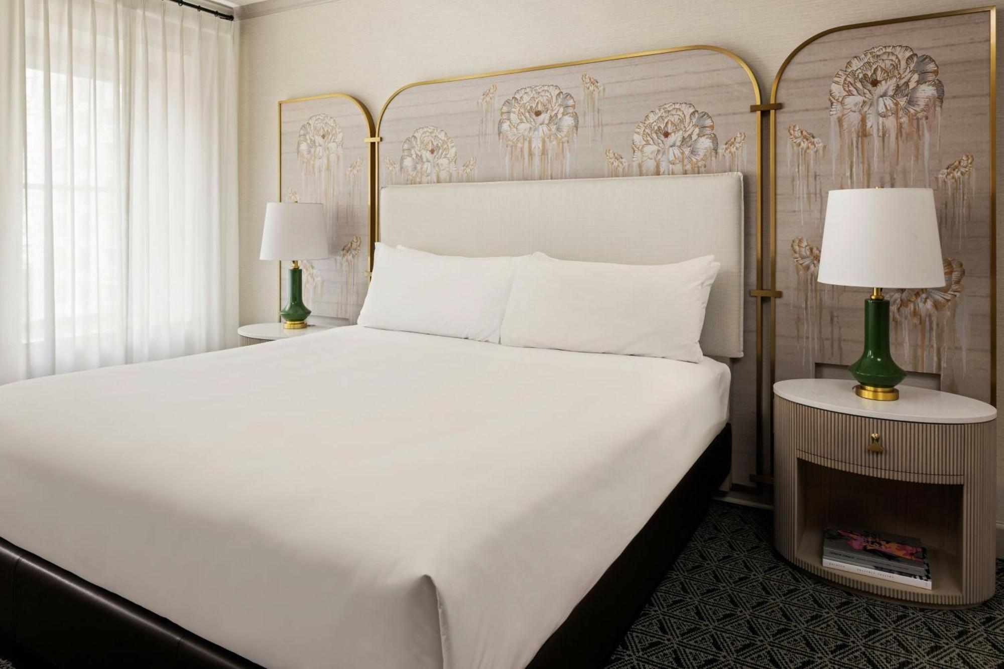 Deluxe Guest room 1 King City view