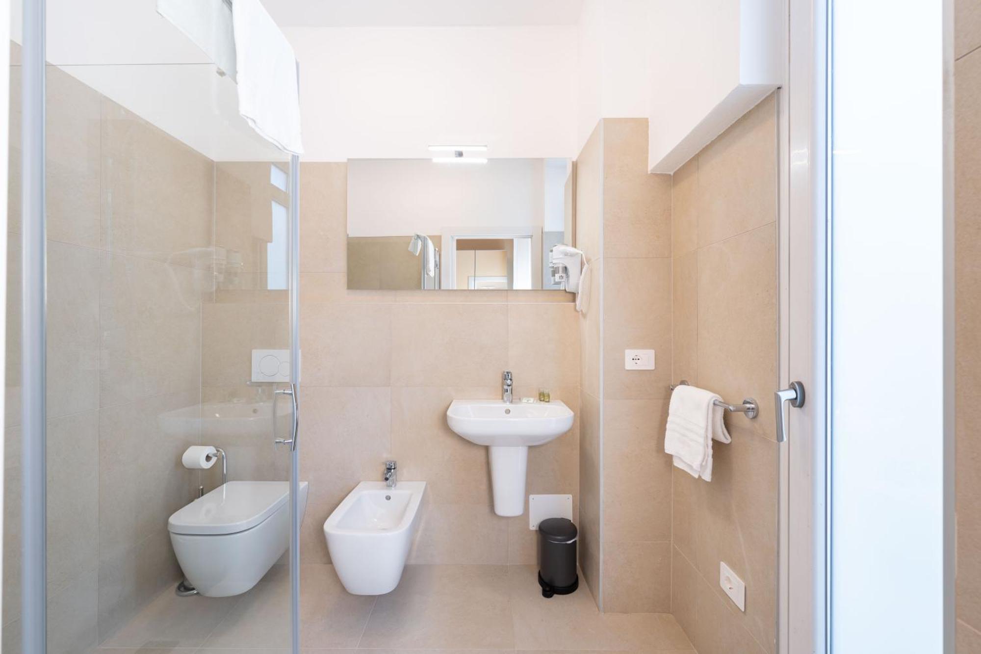 Deluxe Double Room Shower