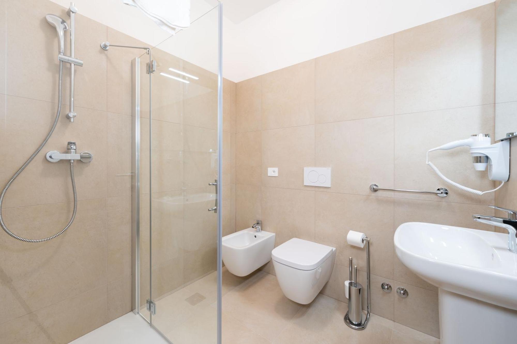 Deluxe Double Room Shower
