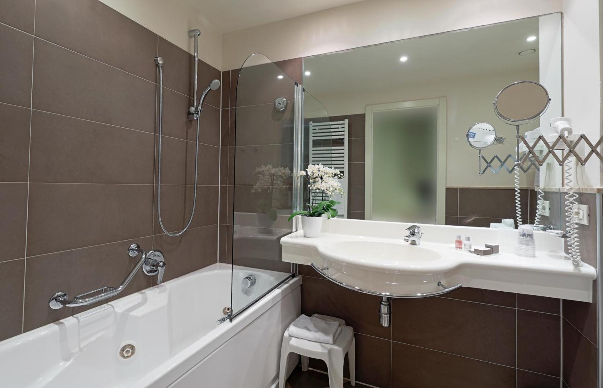 Deluxe Double or Twin Room with Balcony,1651165267:JPEG