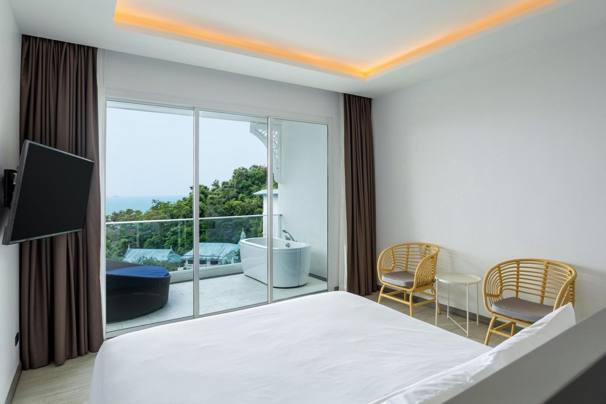 Executive Ocean Jacuzzi Room