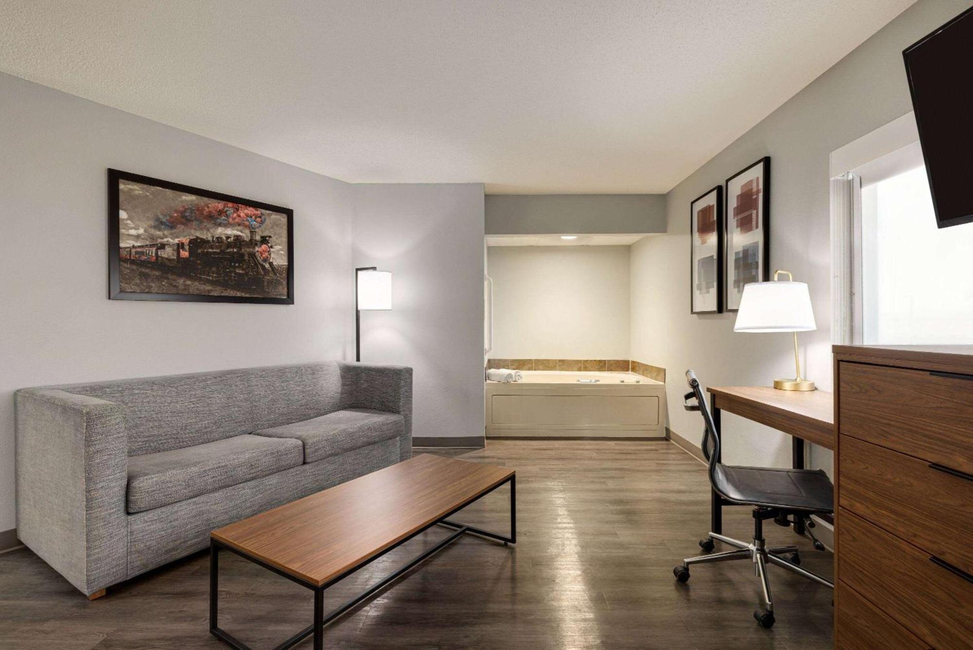 Deluxe King Studio Suite