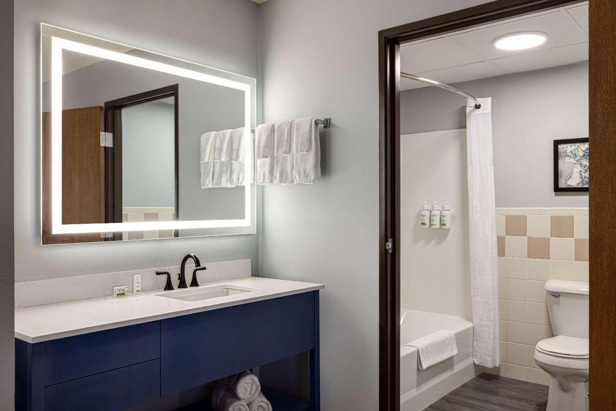 Deluxe King Room Jetted Tub Non-Smoking