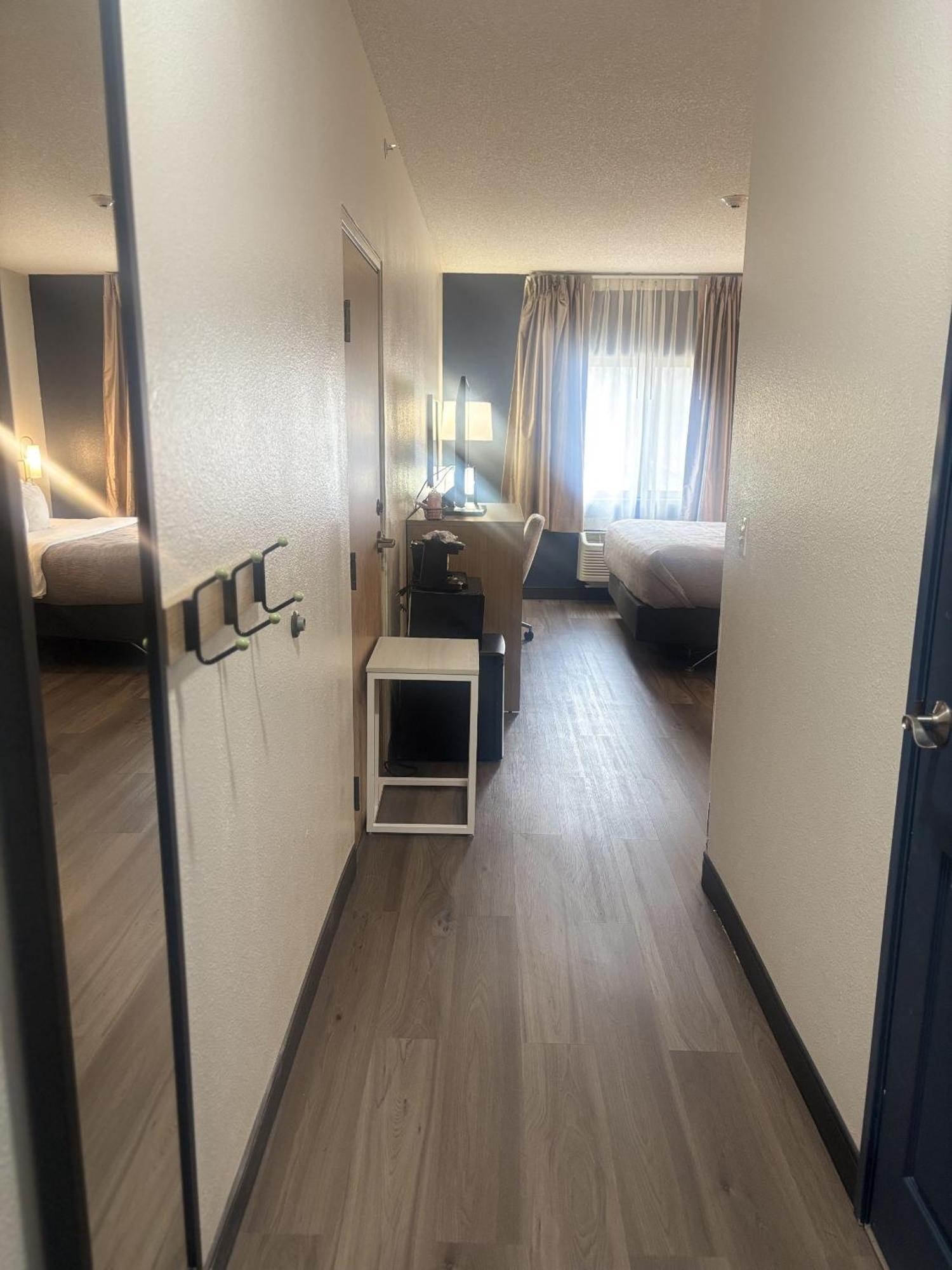 King Room Bath Tub Mobility or Hearing Access