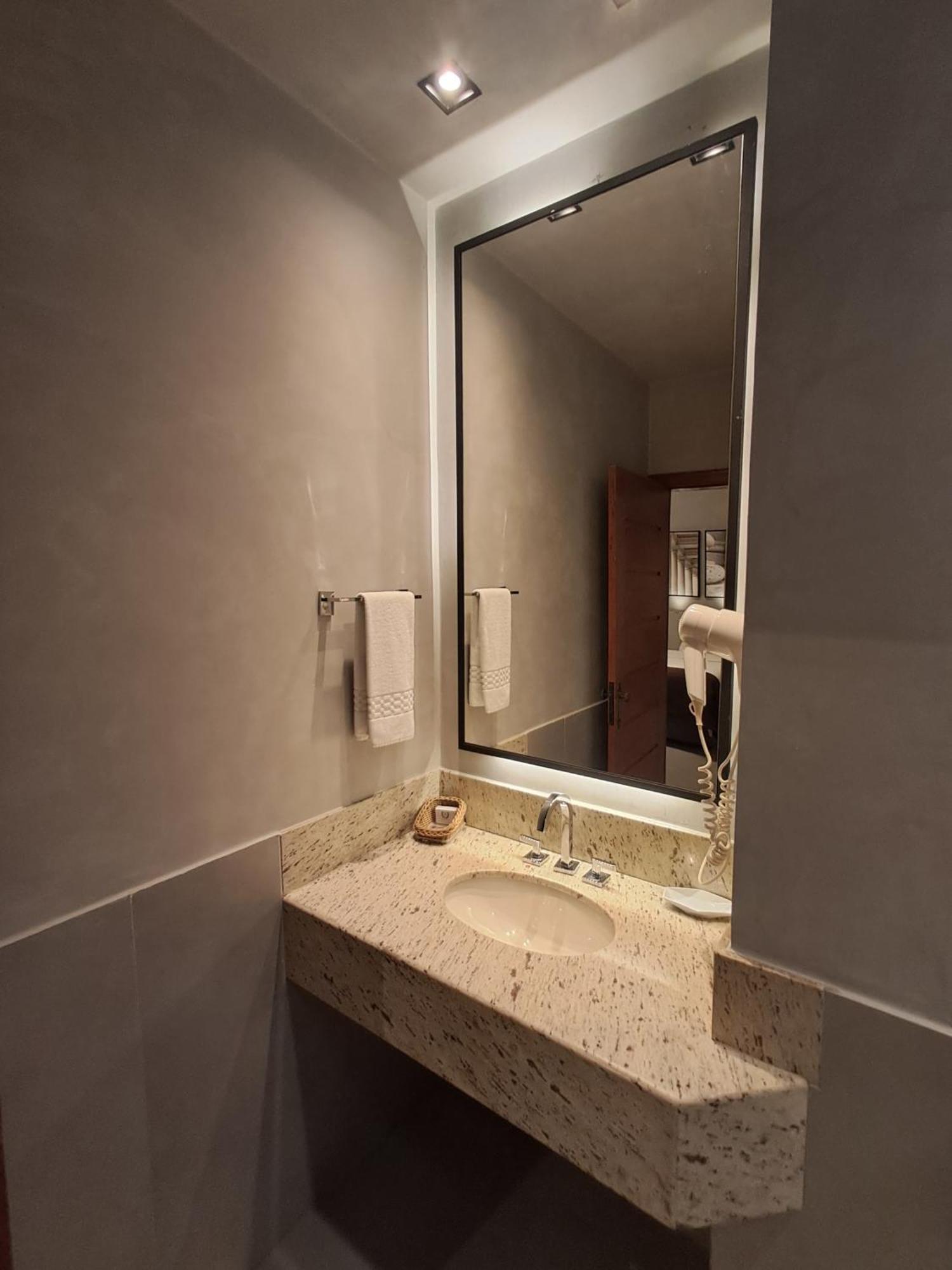 Quarto Luxo Superior Triplo com Banheira