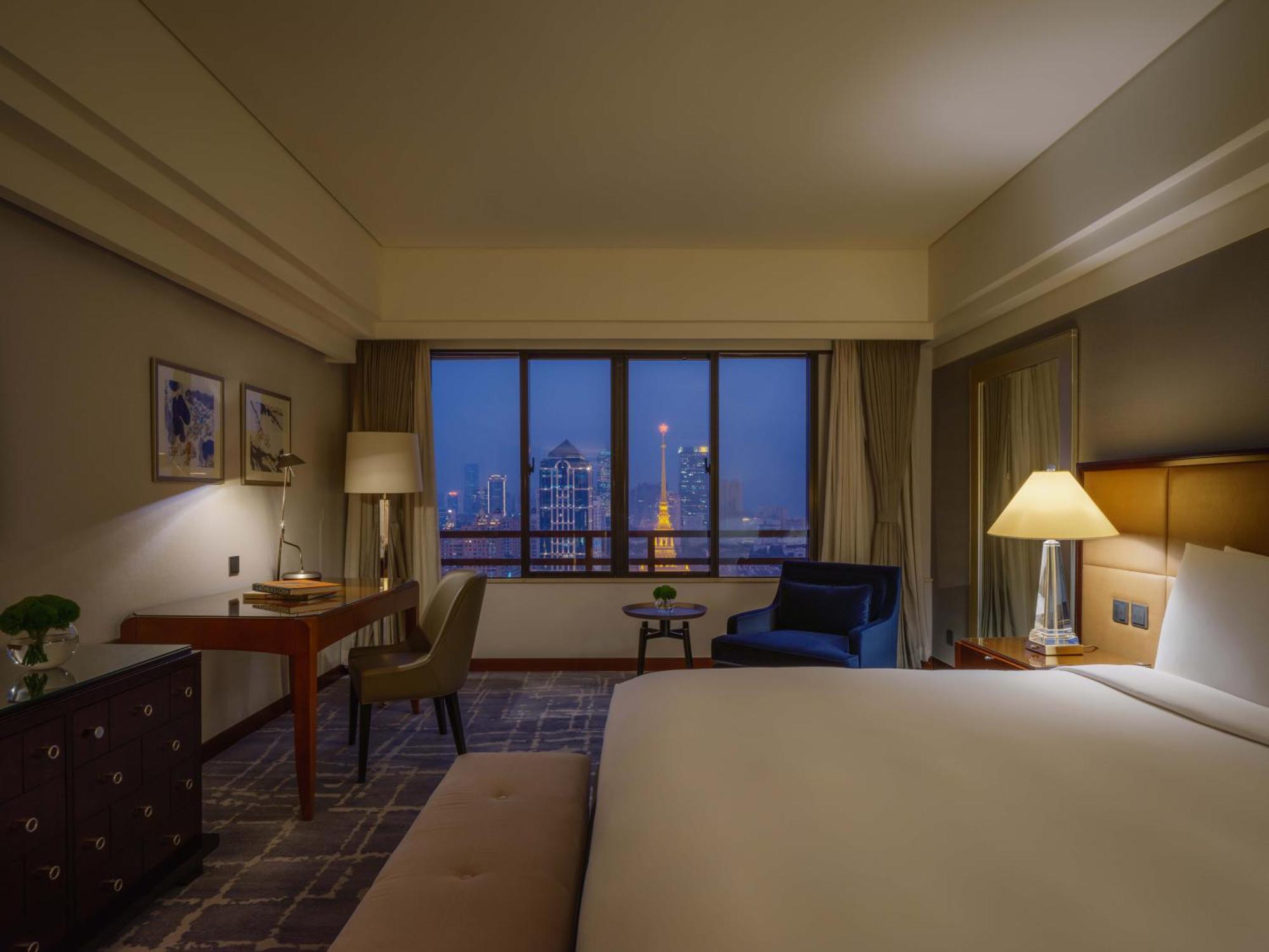 Deluxe Skyline View Room Guest room 1 King