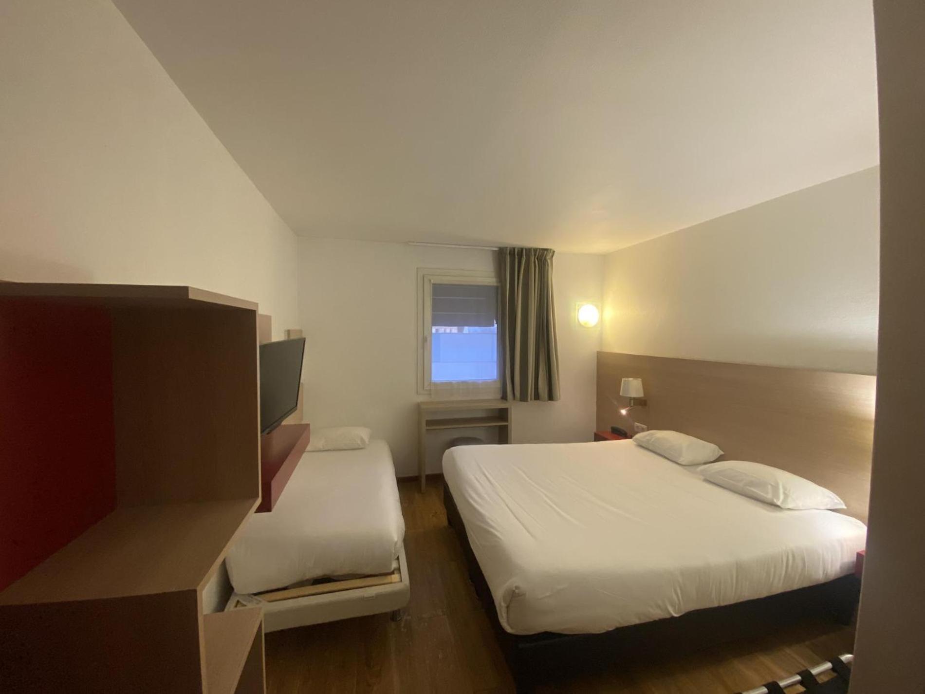 Standard Triple Room One Double One Single Bed,1652751201:JPEG
