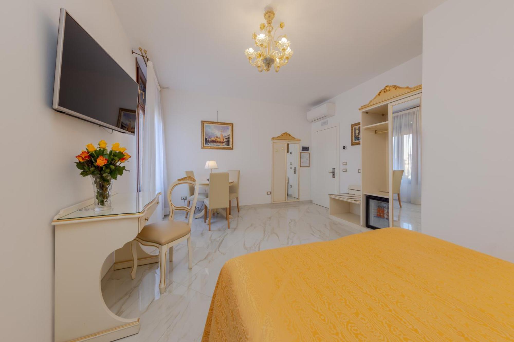 Double or Twin Room Canal View