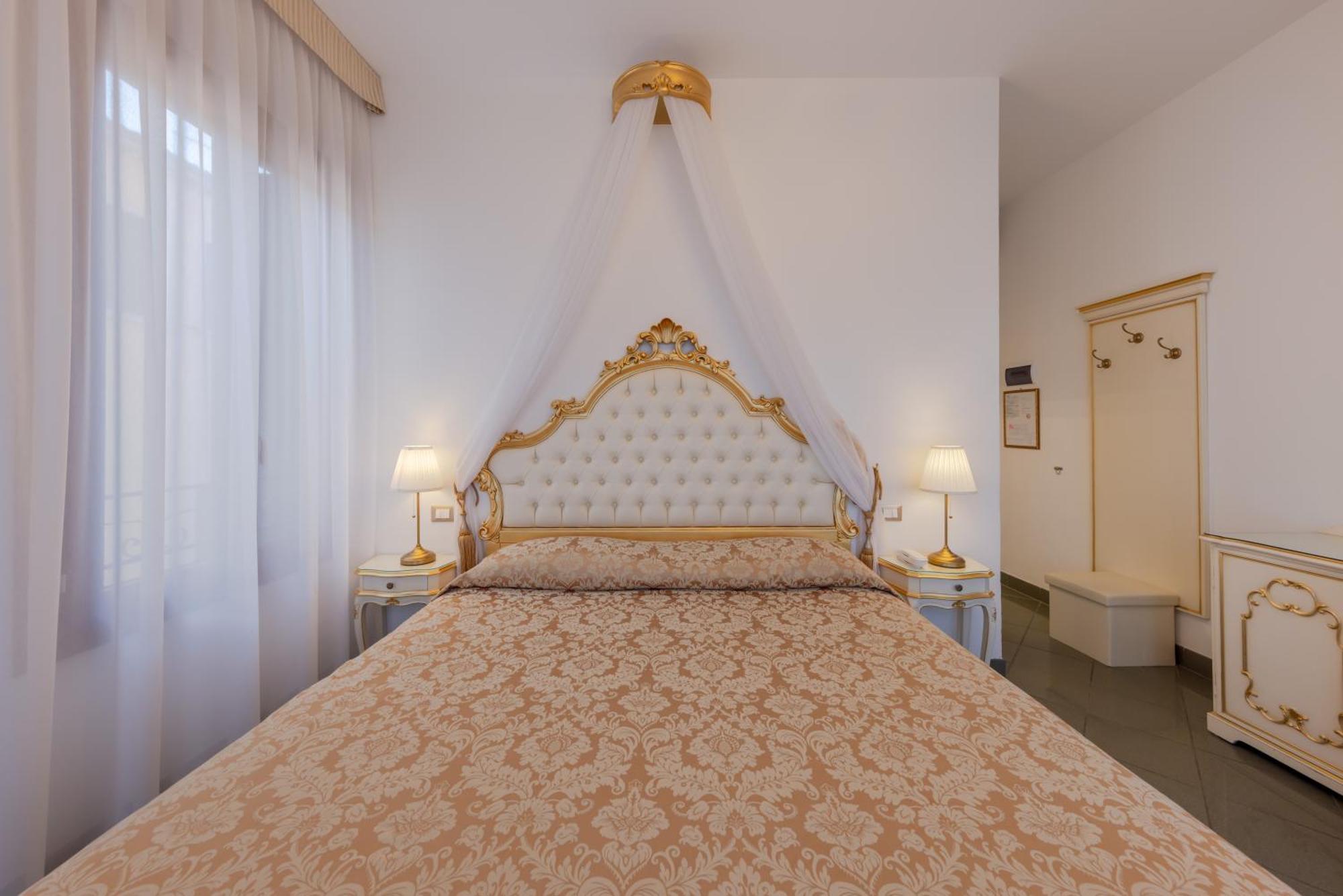 Double or Twin Room Canal View