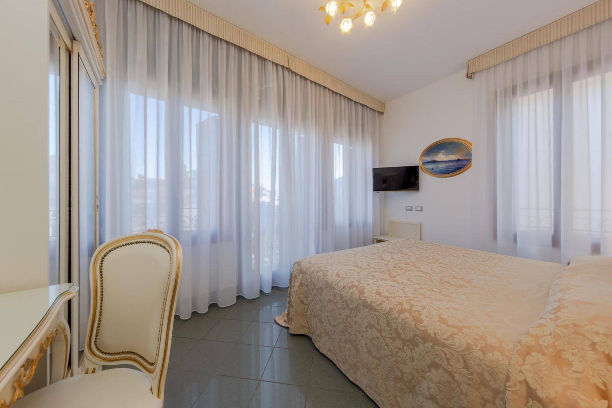 Double or Twin Room Canal View