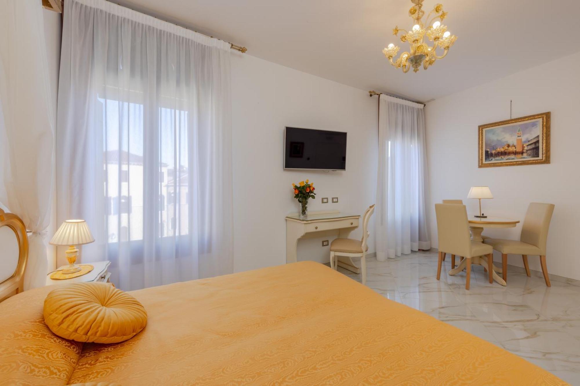 Double or Twin Room Canal View