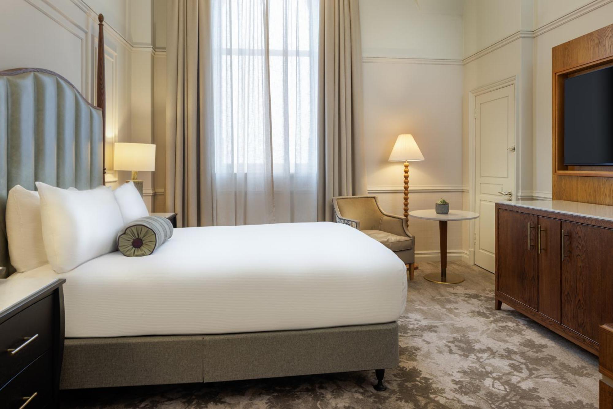 Premier Queen Room