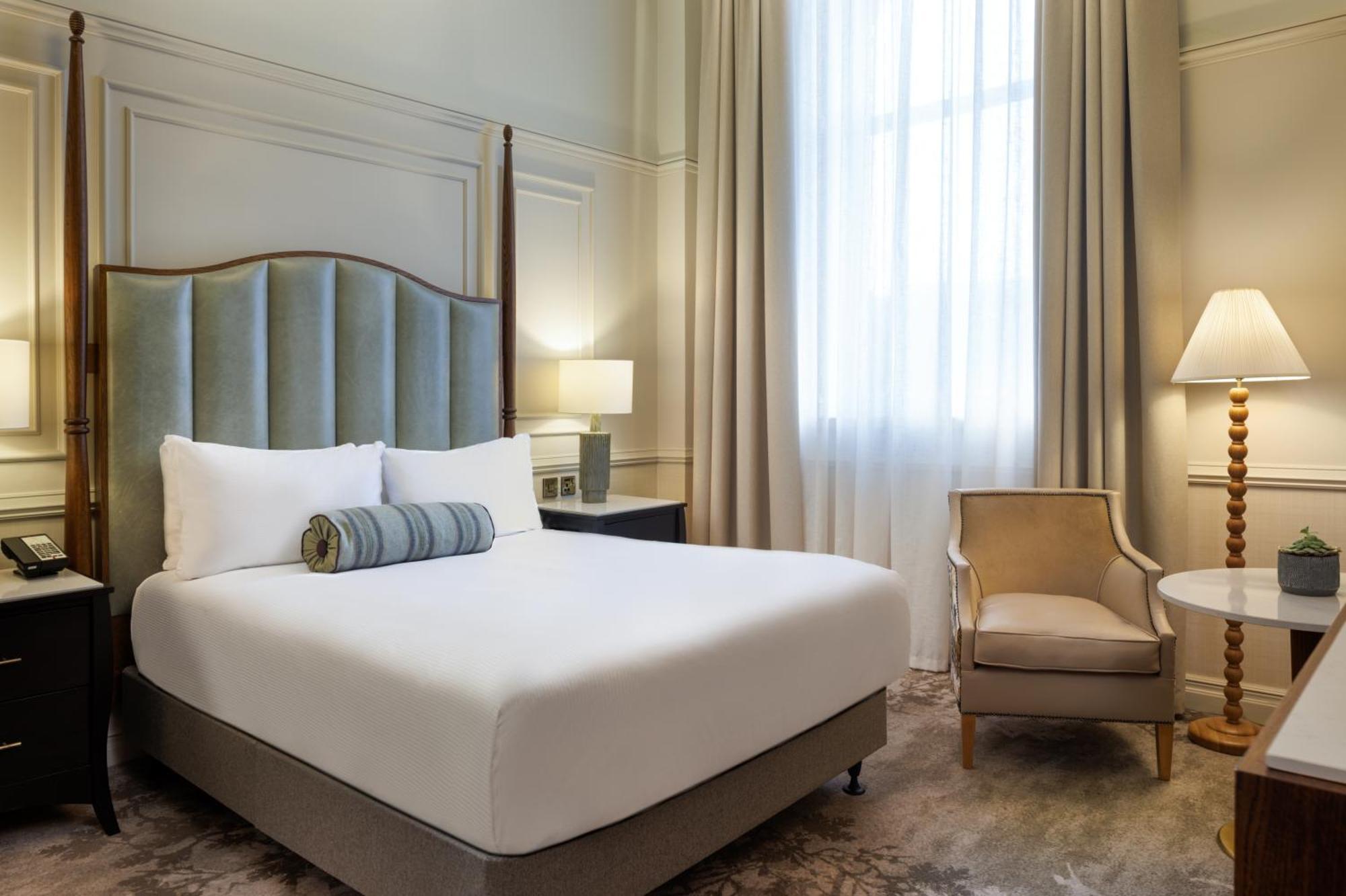 Premier Queen Room