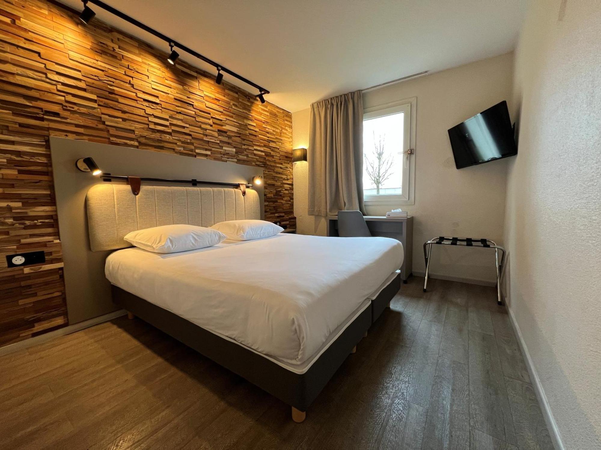 Standard Double Room Queen Bed