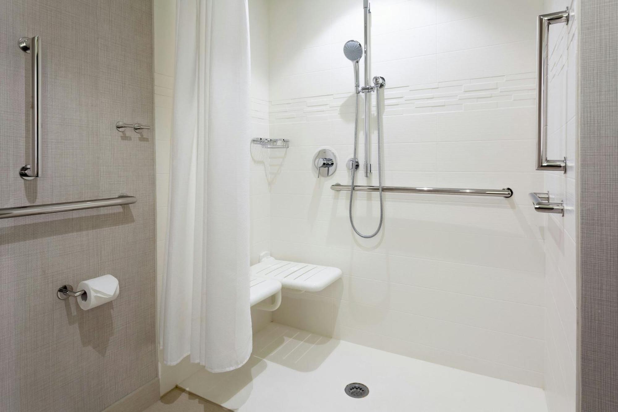 One-Bedroom Queen Suite