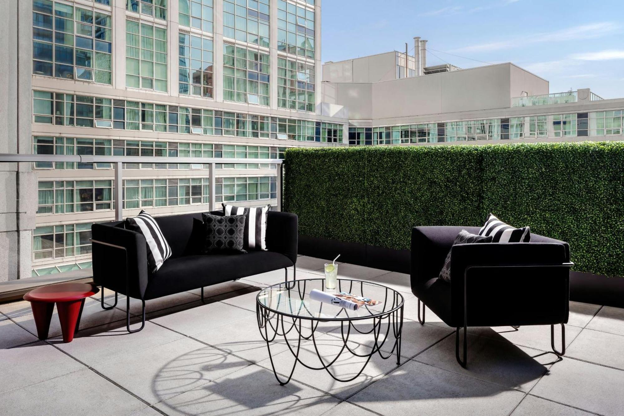 The Oscar King Room Balcony City View