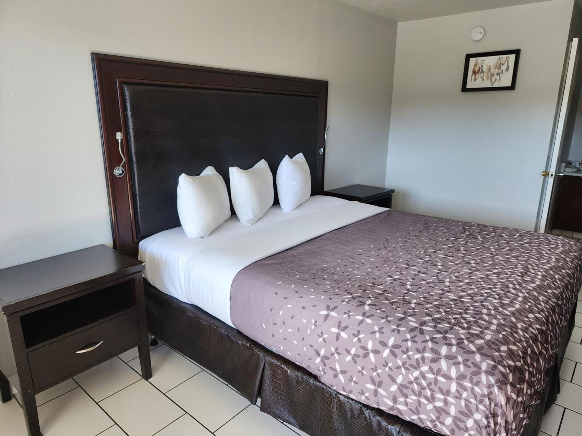 Standard Queen Room