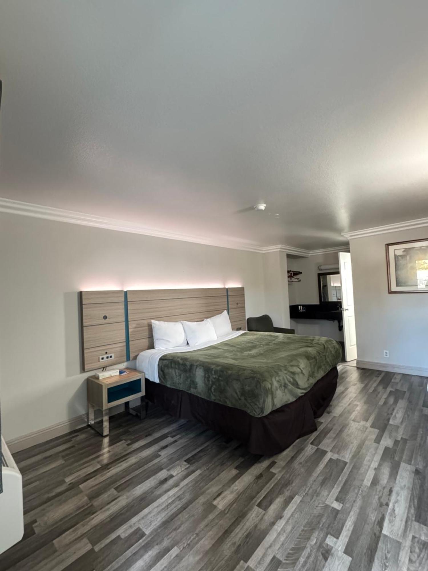 King Room - Accessible/Non-Smoking