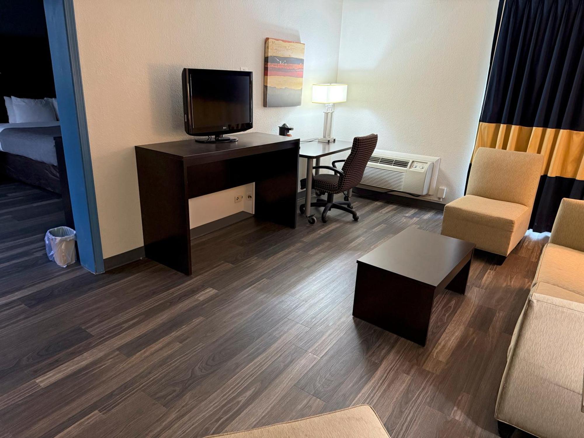 King Suite with Jacuzzi - Non-Smoking