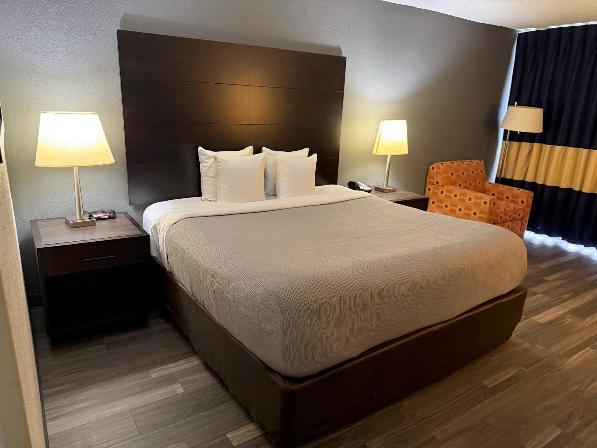 Business King Room - Accessible/Non-Smoking