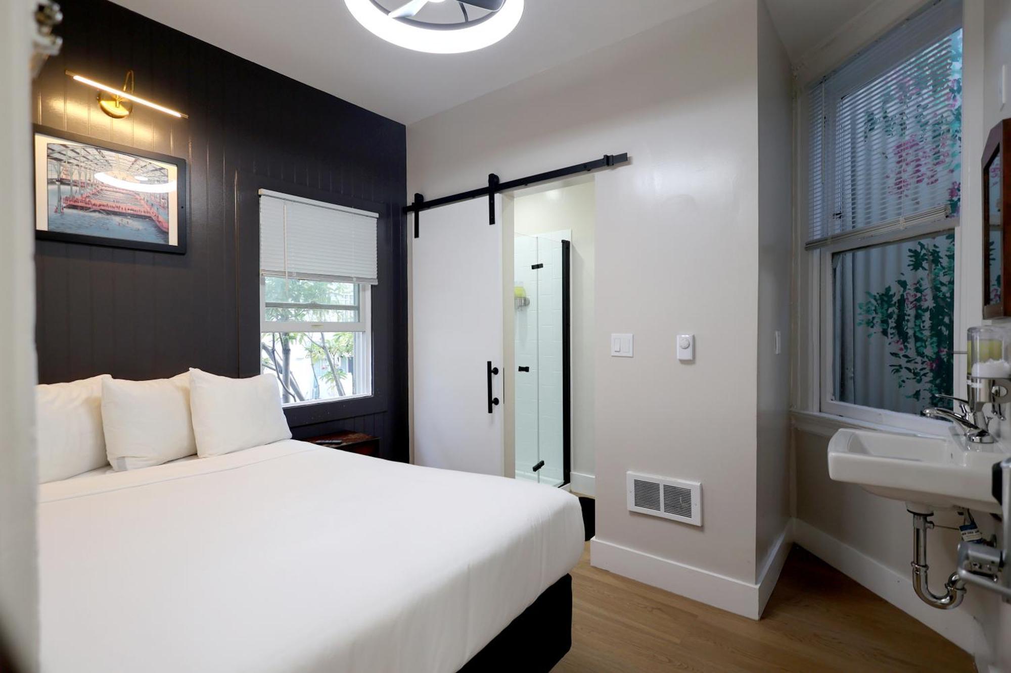 Double Room Private Bathroom
