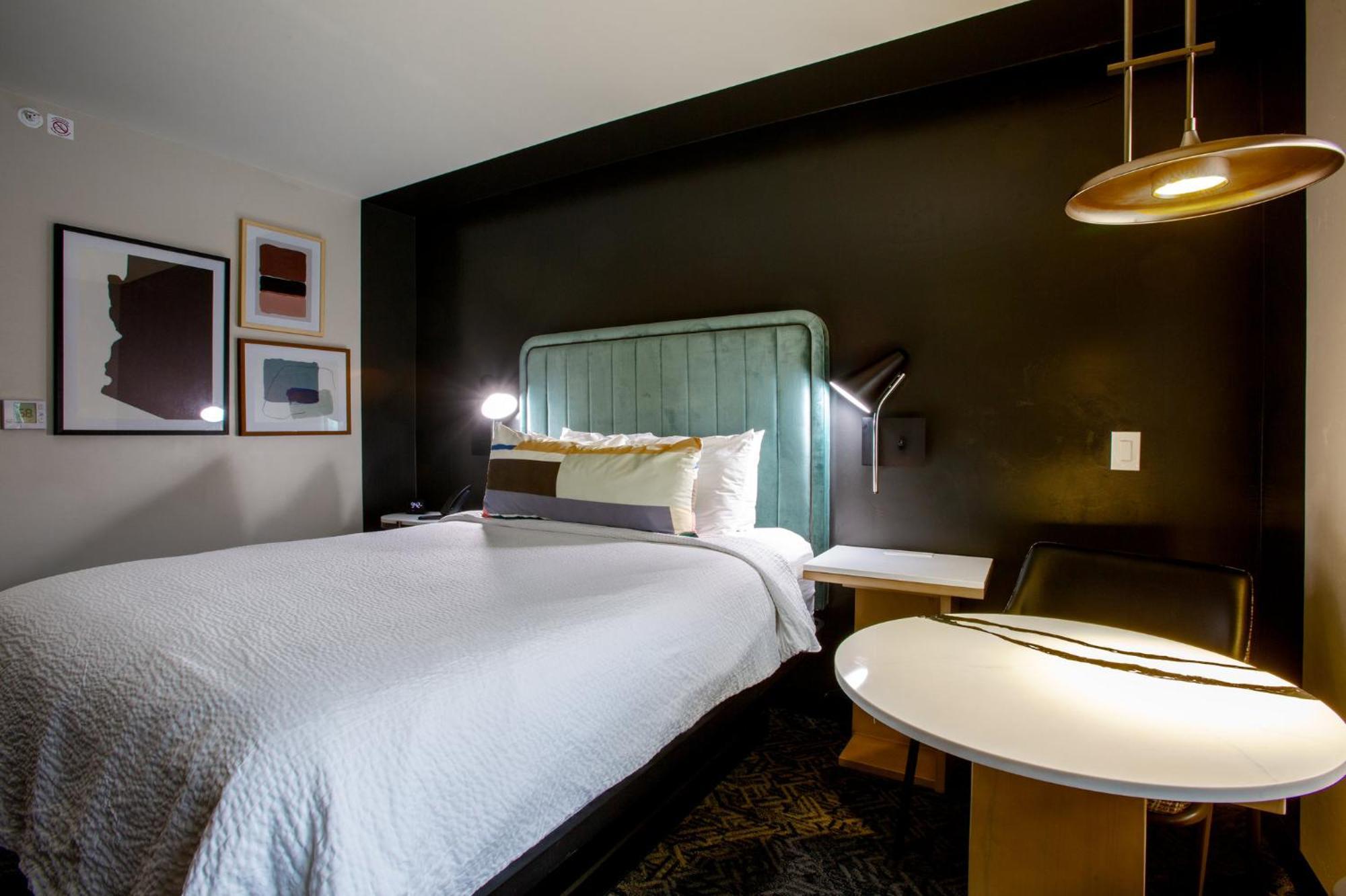 Standardzimmer mit Queensize-Bett und ebenerdiger Dusche