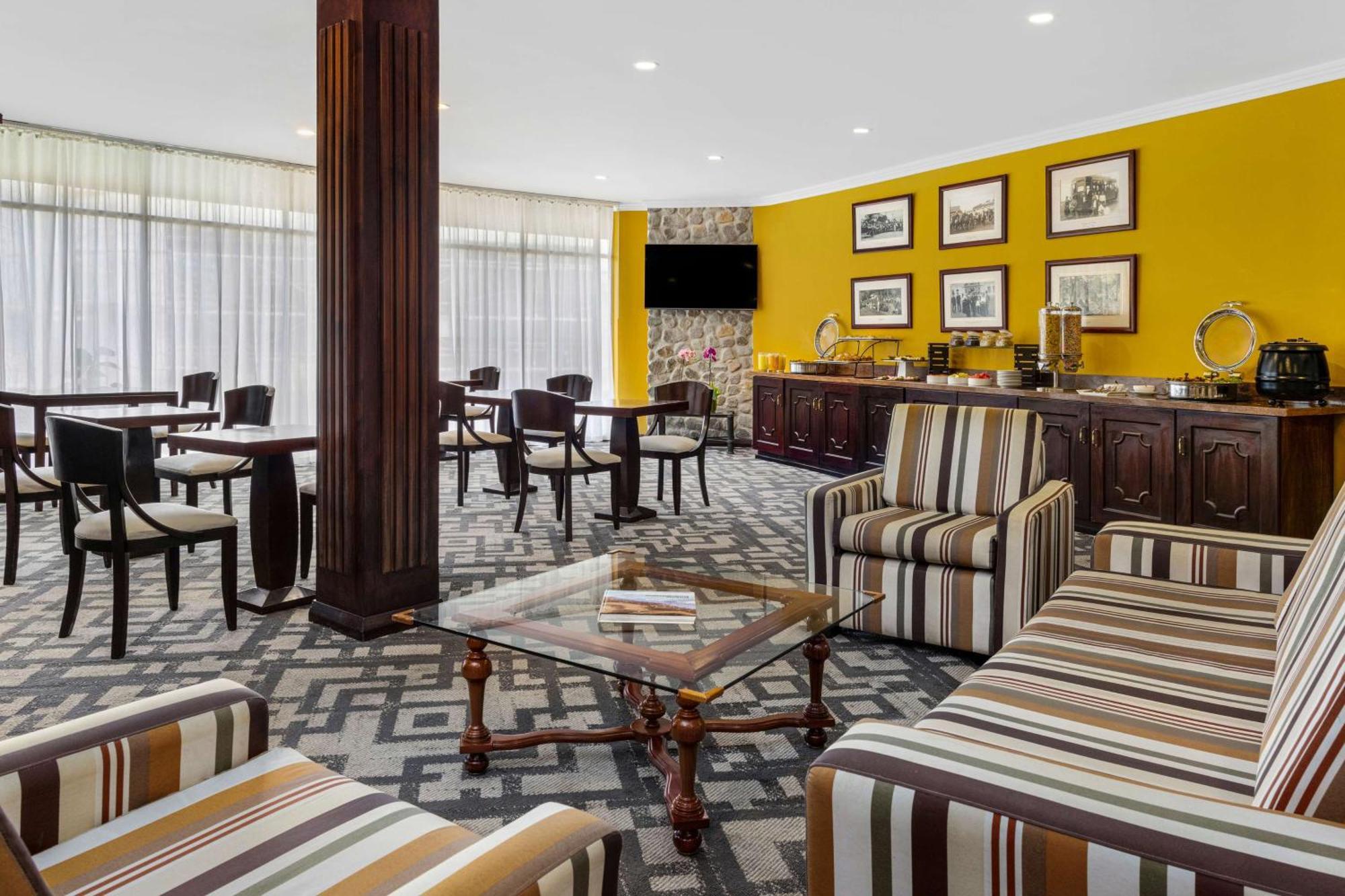 Habitación Executive con acceso al salón y cama extragrande