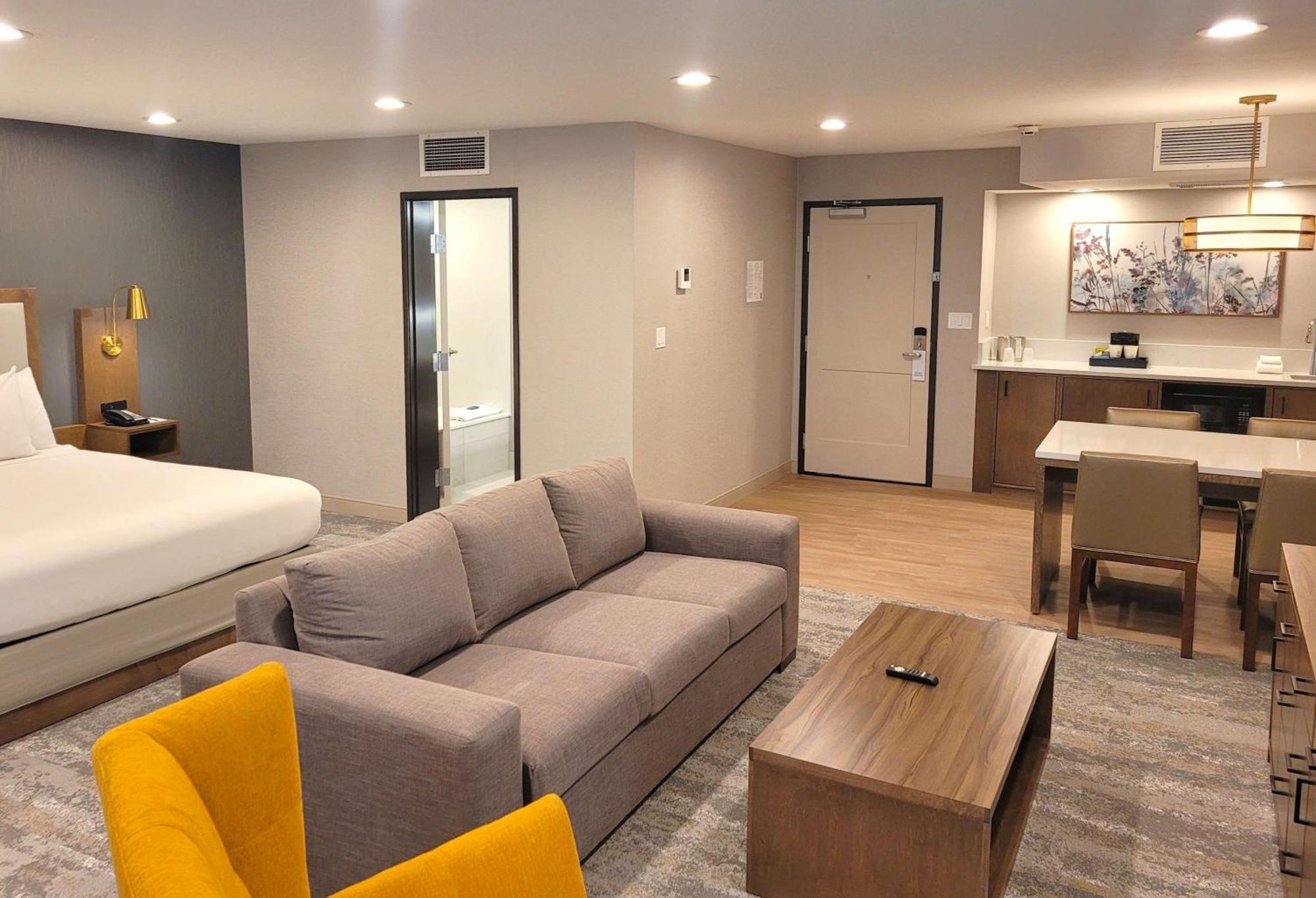 King Suite with Sofa Bed, Spa Bath, Living Room and Wet Bar - Non-Smoking,1706643873:JPEG