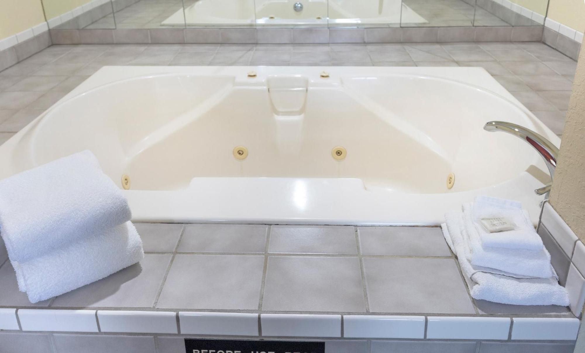 Deluxe King Suite Spa Bath Non-Smoking
