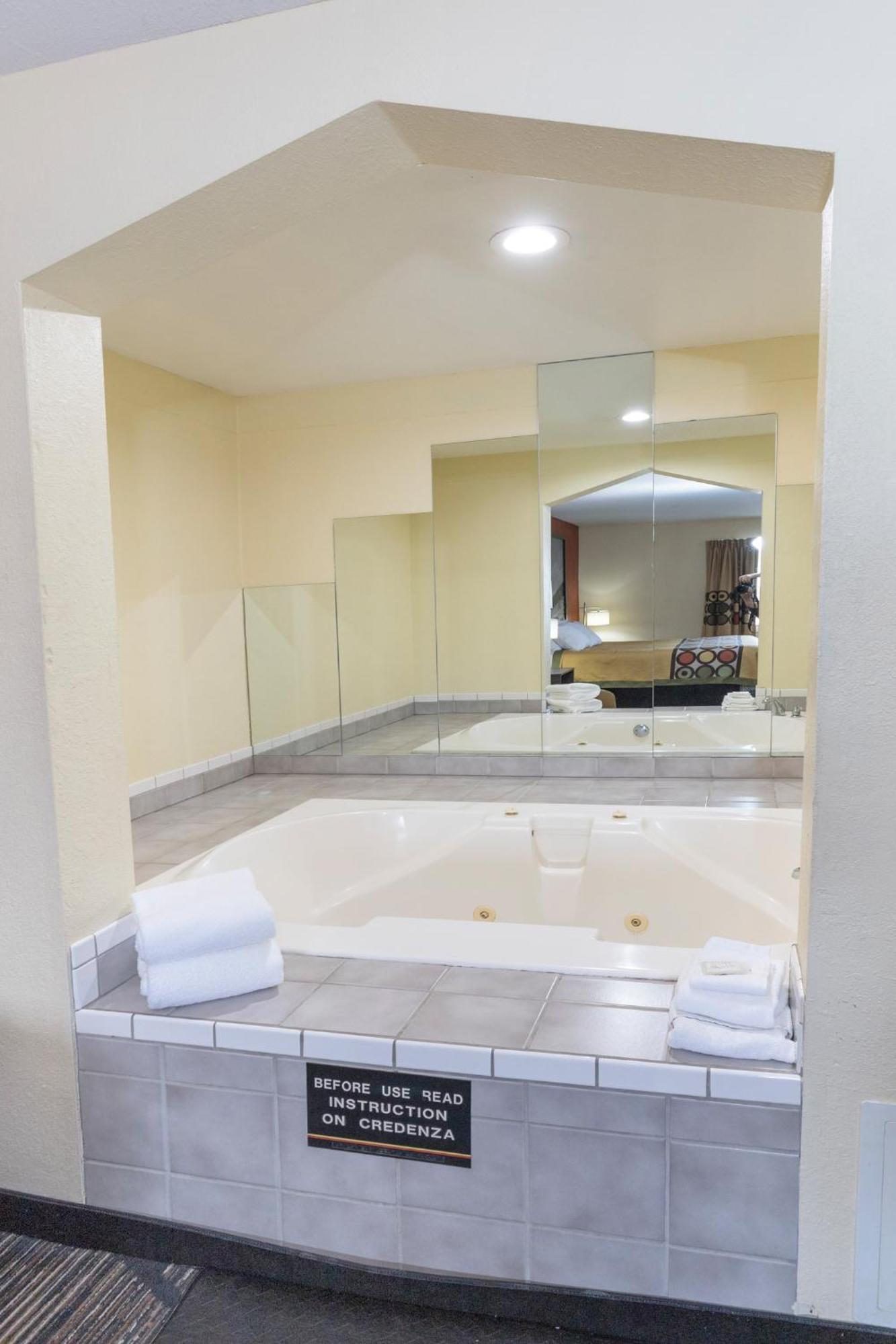 Deluxe King Suite Spa Bath Non-Smoking