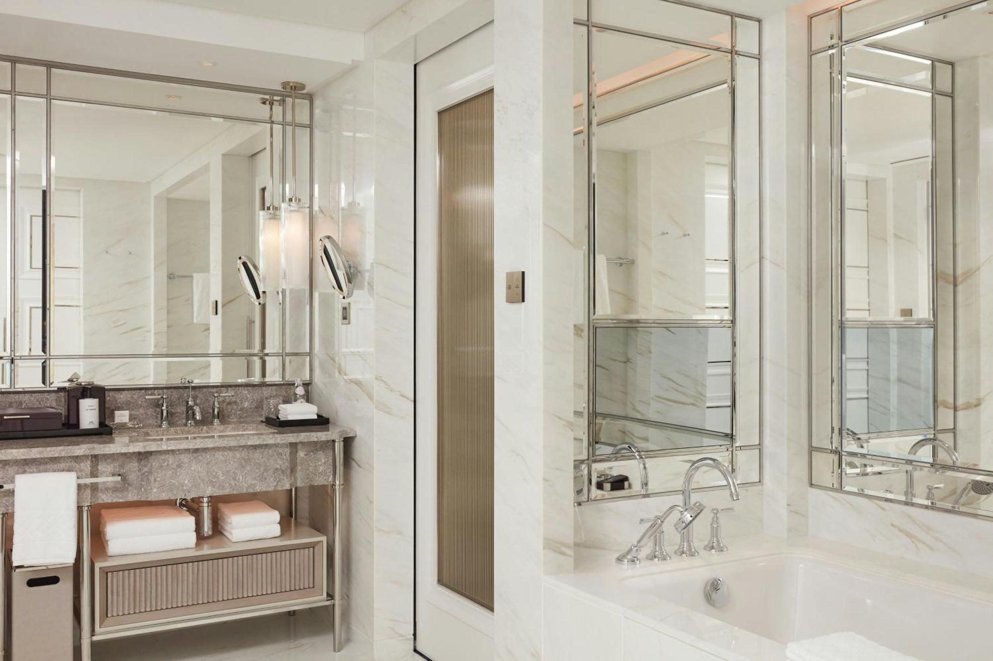 Charles One-Bedroom King Suite Bond Tower