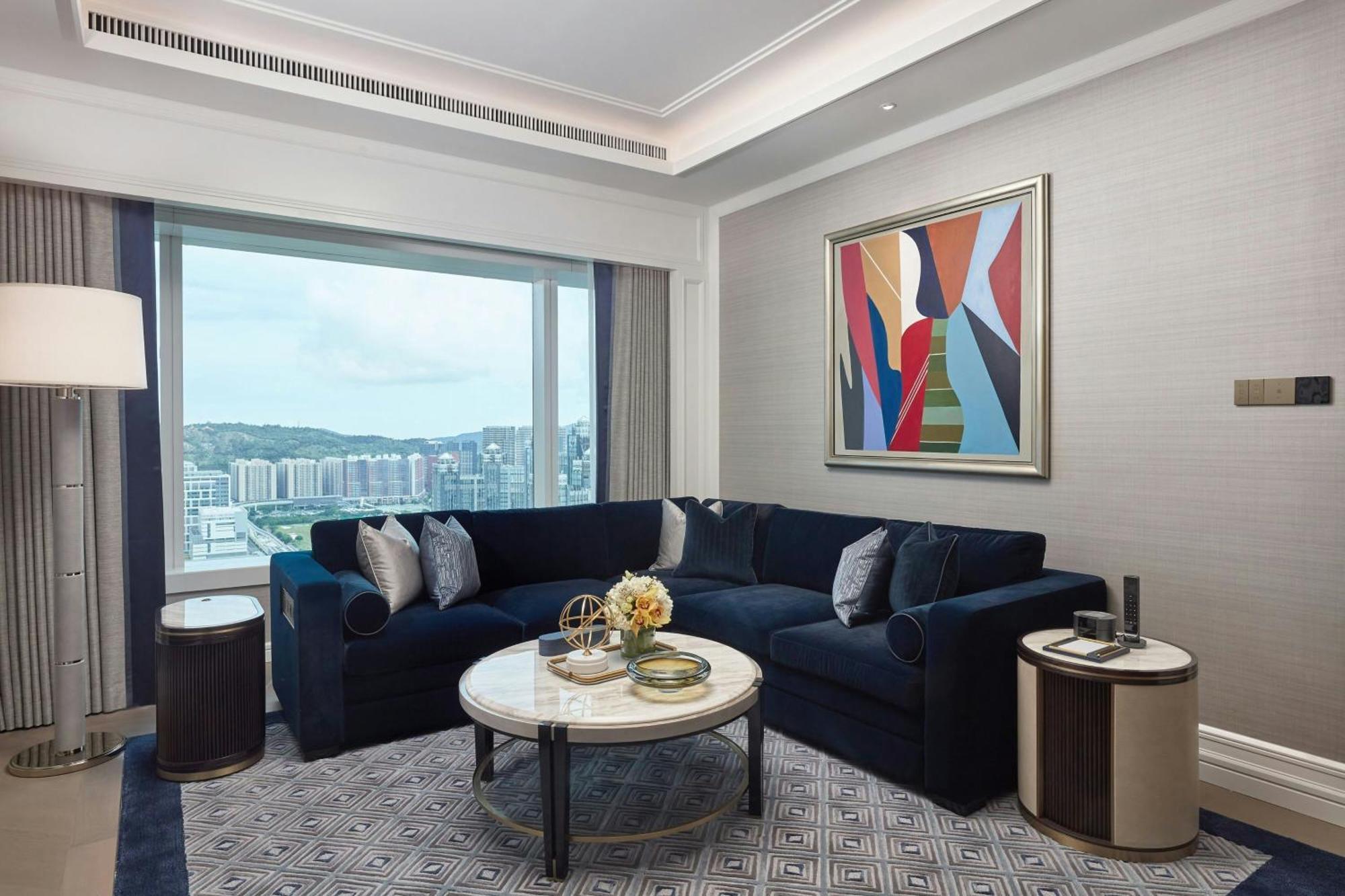 Charles One-Bedroom King Suite Bond Tower