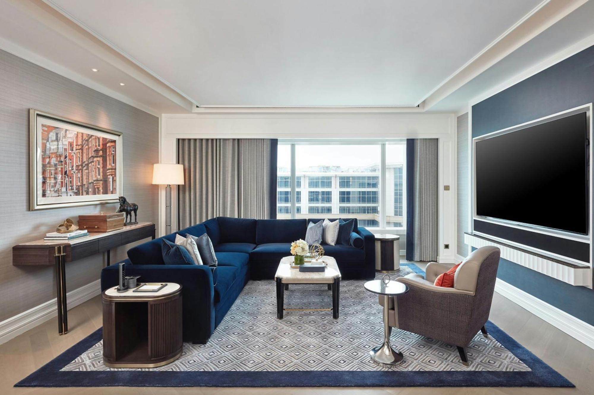 One-Bedroom Catherine Suite Two Double Beds City View