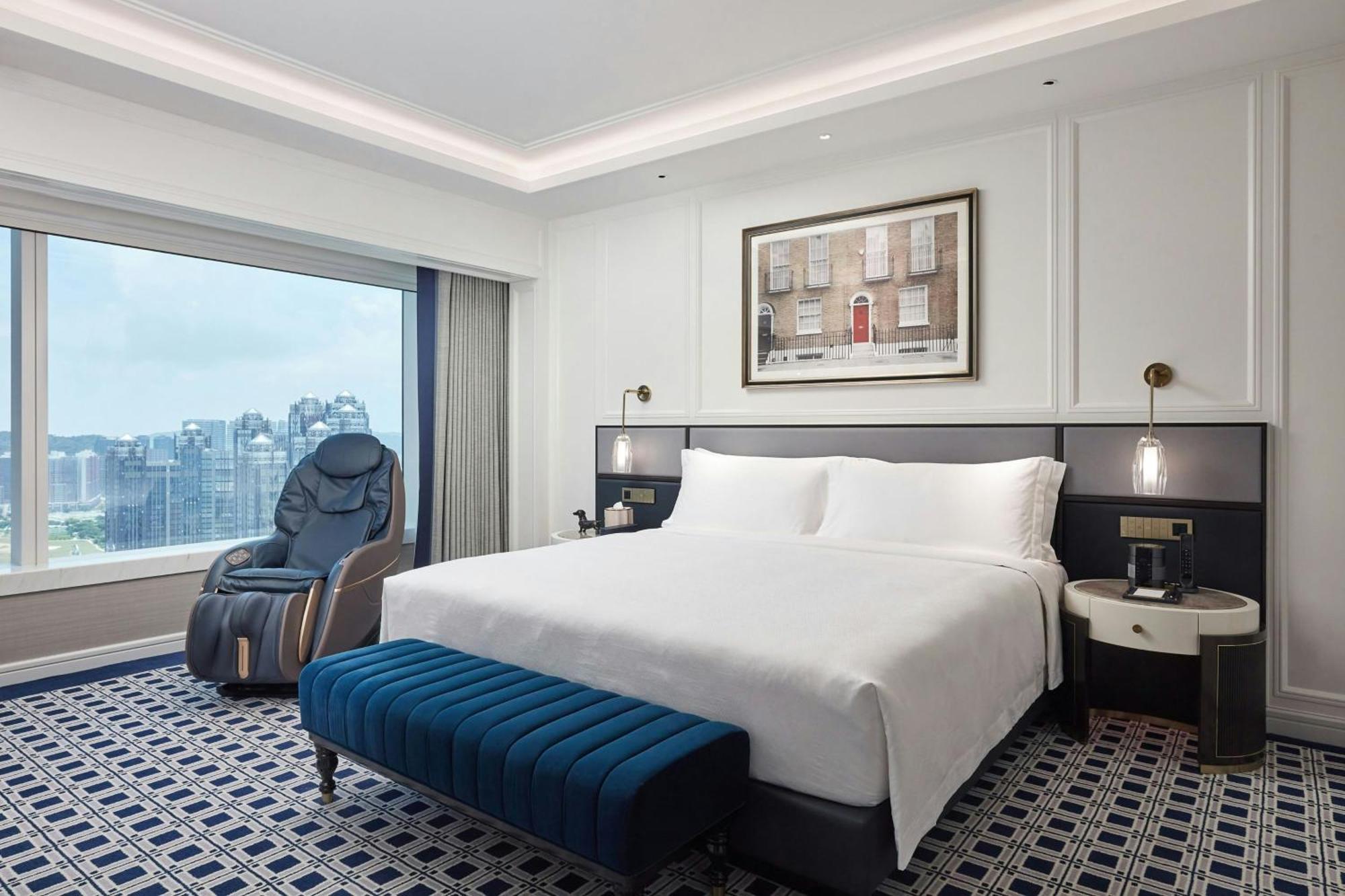 Charles One-Bedroom King Suite Bond Tower