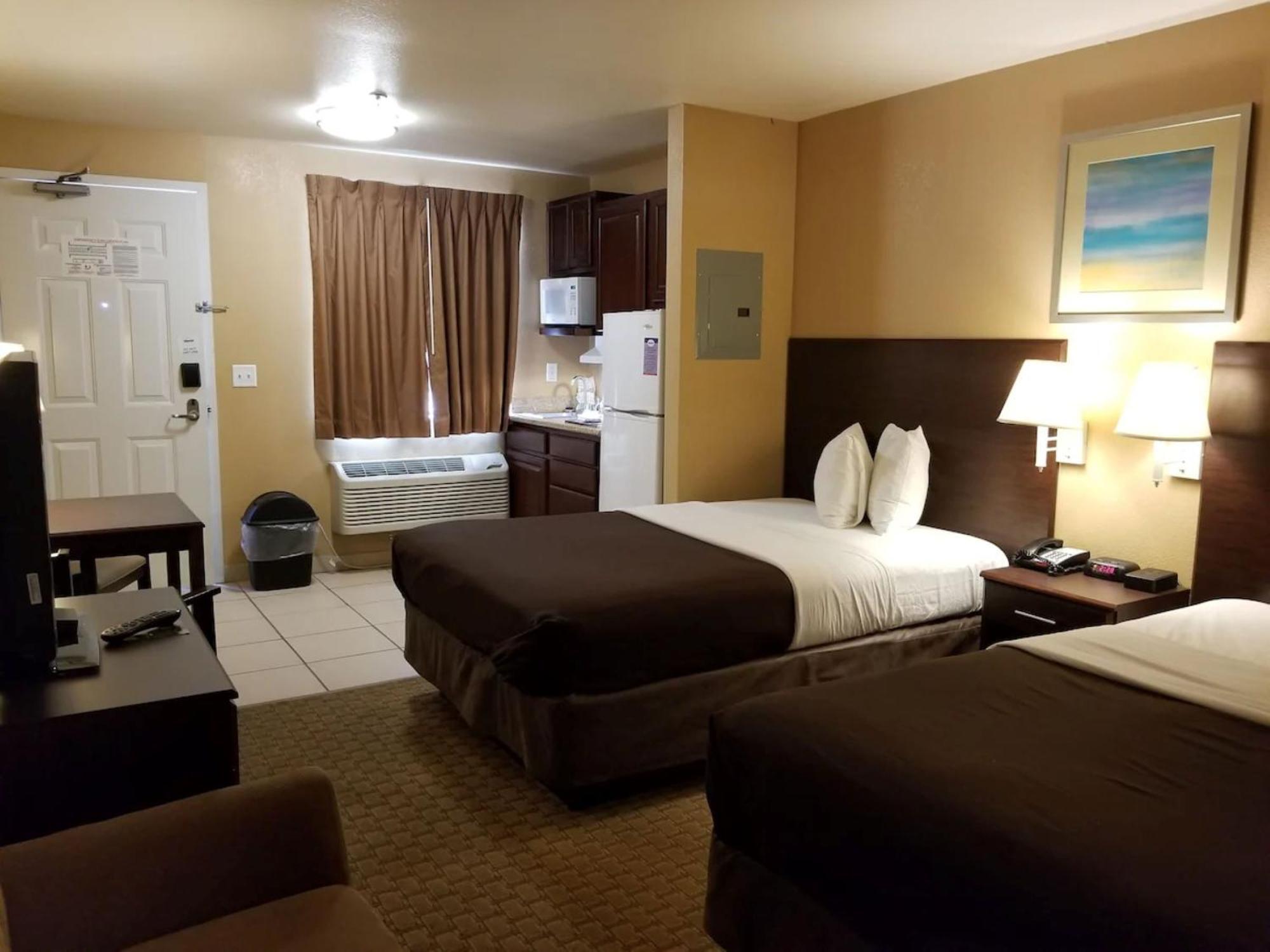 Efficiency Quadruple Room Two Queen Beds Non Smoking