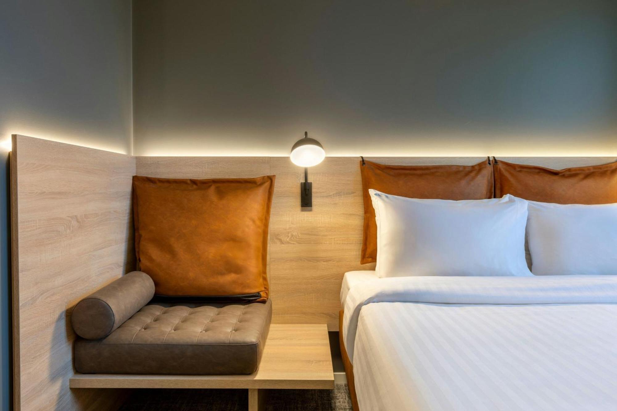 Moxy Queen Sleeper 20 Room