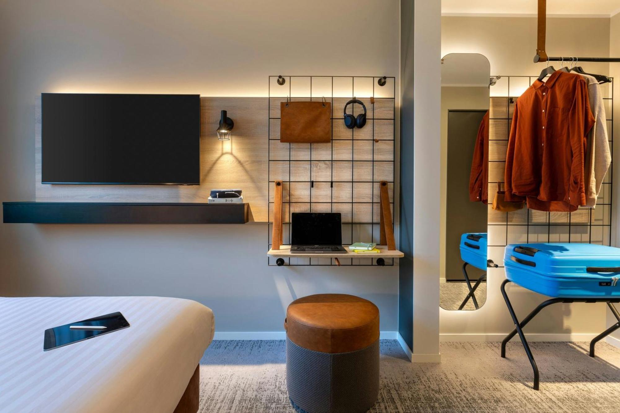 Moxy Queen Sleeper 20 Room