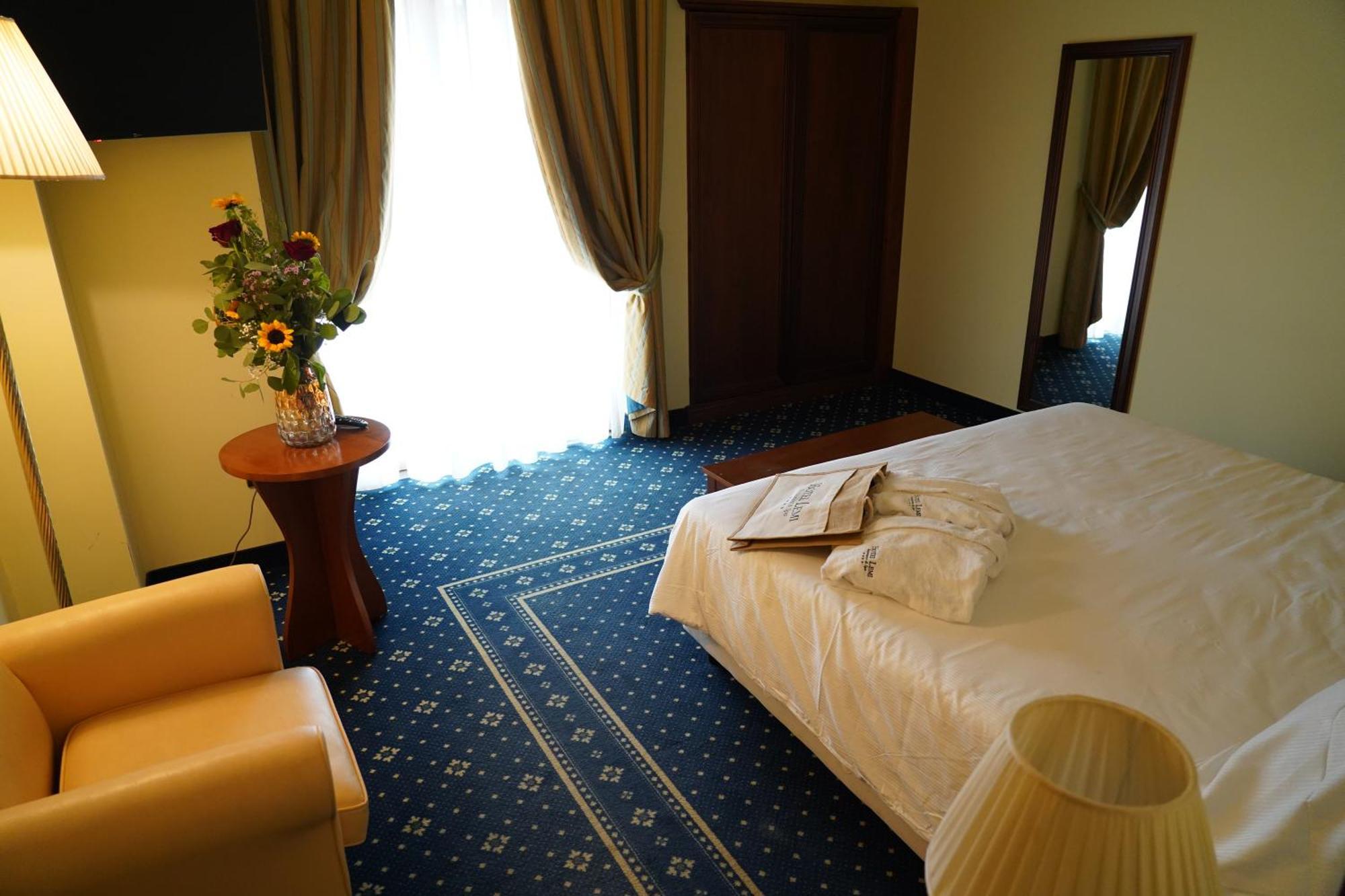 Deluxe Suite Spa Bath