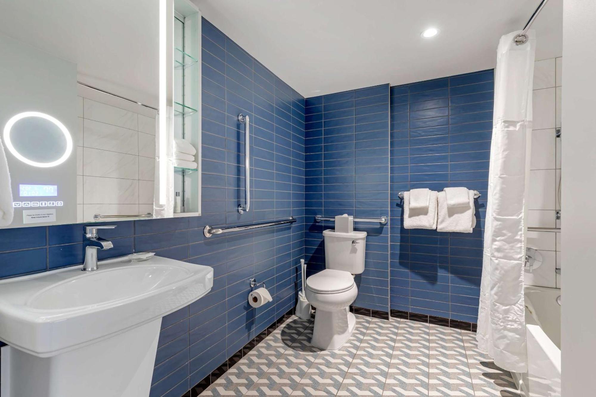 Habitación Cuádruple con bañera - 2 camas grandes - Adaptada para personas con discapacidad - No fumadores