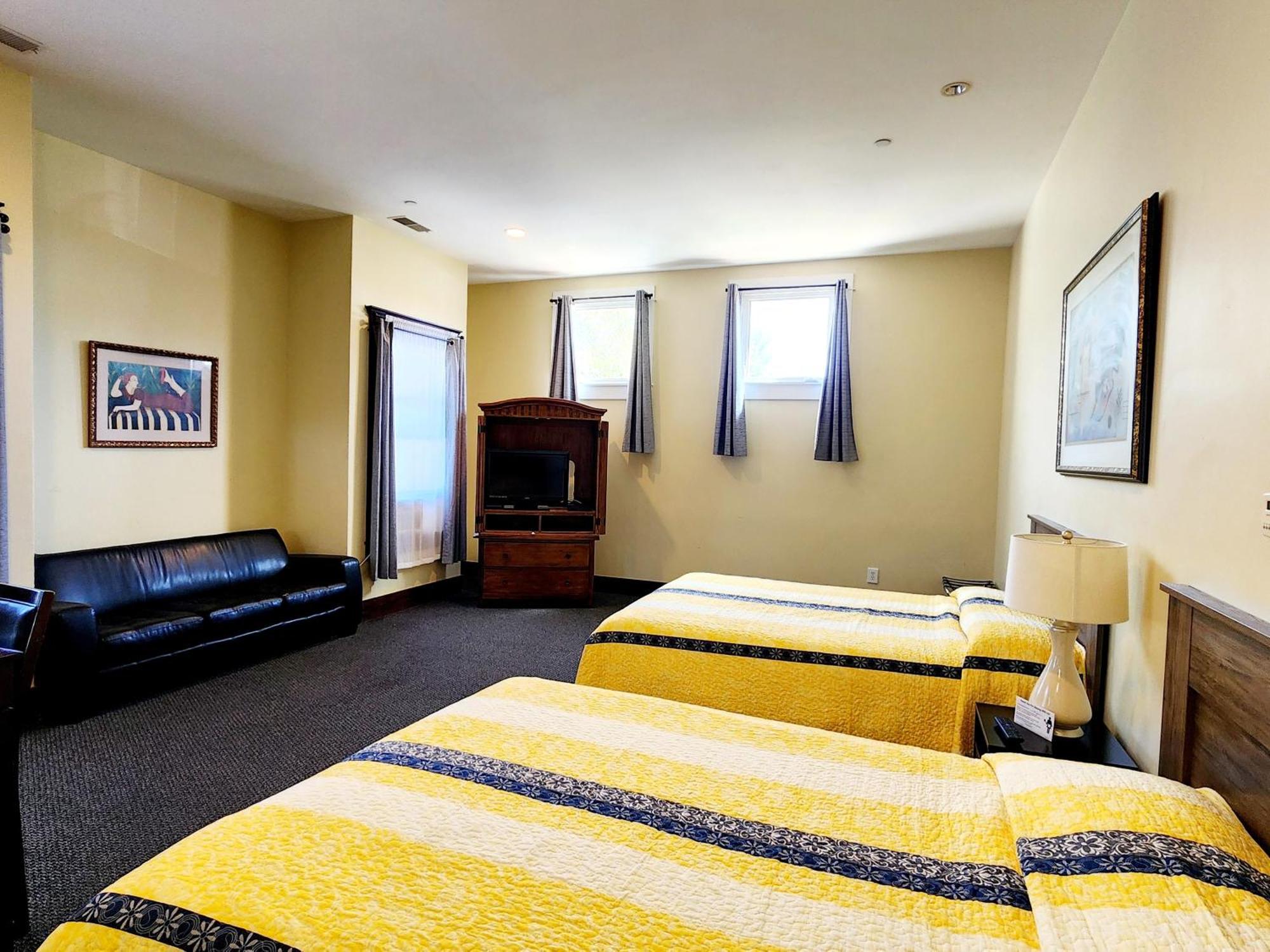 Deluxe Queen Suite